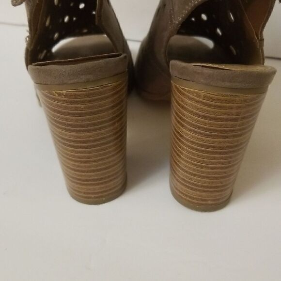 New Direction (Hayden) taupe colored heeled sandals. Size 9. - Picture 3 of 6